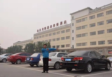 北京龙熙温泉度假酒店停车场